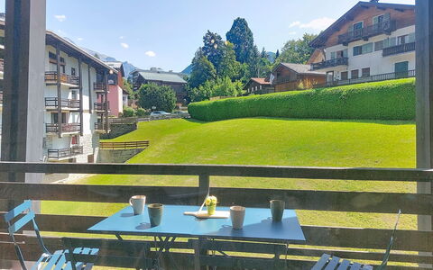 Le Nerey 2: Balkon, Buitenmeubels, Gazon, Schaduw, Werf, Landscaping, Veranda, Backyard, Binnenplaats, Hotel