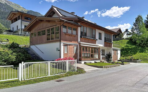 Resimini: Venster, Huis, Woongebied, Huis, Architectuur, Dak, Menselijke Nederzetting, Verblijf, Deur, Balkon