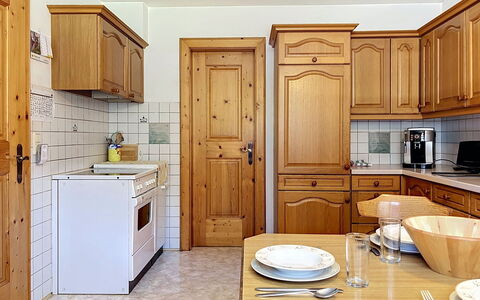 Resimini: Cabinetry, Interieur Ontwerp, Flooring, Hout, Keuken, Meubilair, Countertop, Verdieping, Plafond, Kast