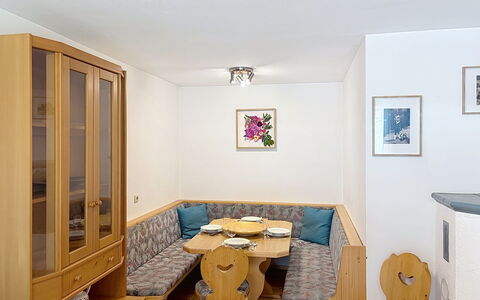 Resimini: Hout, Interieur Ontwerp, Meubilair, Flooring, Verdieping, Kamer, Beits, Cabinetry, Woonkamer, Hardwood