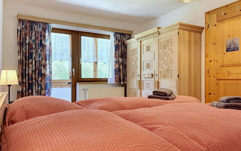 Resimini: Meubilair, Bed, Slaapkamer, Interieur Ontwerp, Hout, Laken, Bedding, Plafond, Kamer, Bed Frame