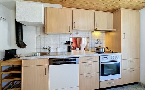 Haus Wasserfall: Toestel Van De Keuken, Keuken, Countertop, Cabinetry, Meubilair, Major Appliance, Gootsteen, Hout, Wastafel, Flooring