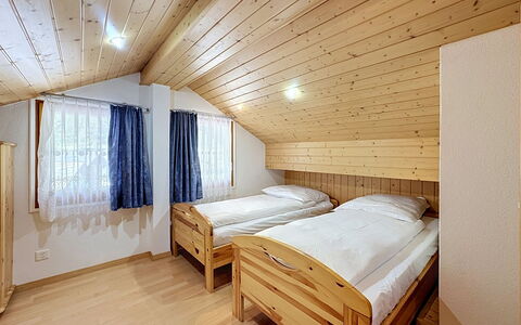 Haus Wasserfall: Hout, Huis, Slaapkamer, Verblijf, Bed, Plafond, Bed Frame, Bedding, Hardwood, Beits