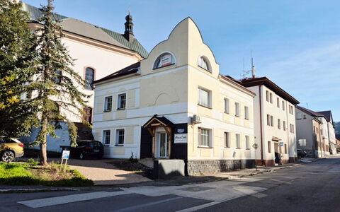 Rokytnice Nad Jizerou 328: Gebouw, Venster,  Dorf\, Family Car, Stadsauto, Compacte Auto, Hatchback