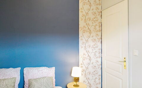 Maison en Pierre: Blauw, Zwembad, Samengesteld Materiaal, Schaduw, Toevlucht, Landgoed, Hacienda, Villa, Recreatiecentrum