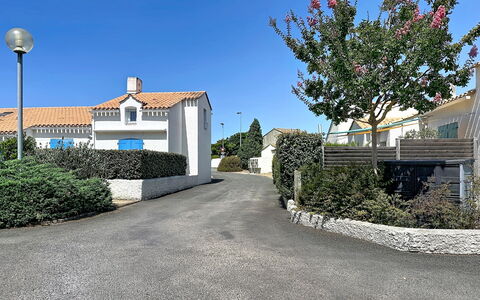 Les Maisons de la Mer: Blauw, Zwembad, Samengesteld Materiaal, Schaduw, Toevlucht, Landgoed, Hacienda, Villa, Recreatiecentrum