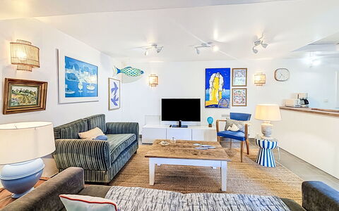 La Petite Maison du Golfe: Blauw, Zwembad, Samengesteld Materiaal, Schaduw, Toevlucht, Landgoed, Hacienda, Villa, Recreatiecentrum