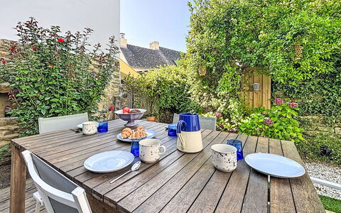 La Petite Maison du Golfe: Blauw, Zwembad, Samengesteld Materiaal, Schaduw, Toevlucht, Landgoed, Hacienda, Villa, Recreatiecentrum
