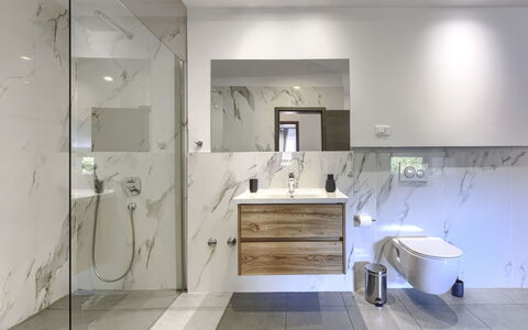 A.e.m: Flooring, Interieur Ontwerp, Verdieping, Muur, Loodgieterswerkinrichting, Badkamer, Badkamerkast, Wastafel, Kraan, Spiegel