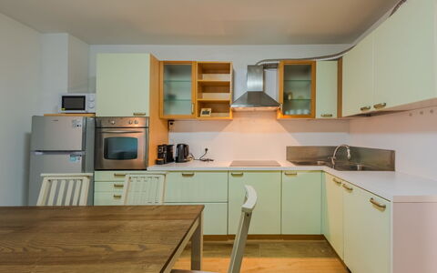 La Corona: Keuken, Toestel Van De Keuken, Interieur Ontwerp, Countertop, Major Appliance, Cabinetry, Flooring, Hout, Plafond, Meubilair