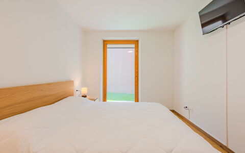 La Corona: Flooring, Interieur Ontwerp, Muur, Hout, Verdieping, Plafond, Slaapkamer, Houten Vloer, Bed, Kamer