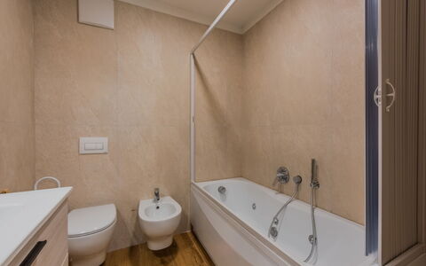 La Corona: Badkamer, Loodgieterswerkinrichting, Bad, Flooring, Muur, Verdieping, Interieur Ontwerp, Kraan, Wastafel, Loodgieter