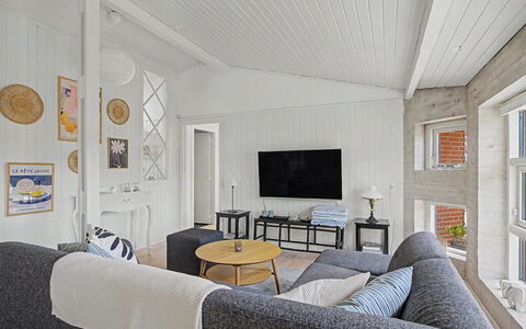 Annalina - 230M from the Sea: Flooring, Interieur Ontwerp, Hout, Verdieping, Plafond, Bankstel, Woonkamer, Meubilair, Huis, Kamer