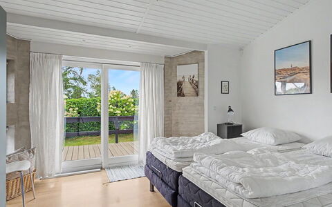Annalina - 230M from the Sea: Meubilair, Hout, Verdieping, Interieur Ontwerp, Slaapkamer, Bed, Flooring, Huis, Kamer, Bedding