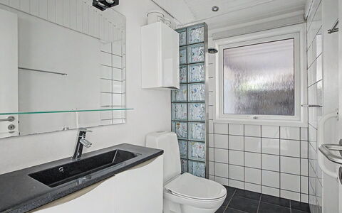 Annalina - 230M from the Sea: Loodgieterswerkinrichting, Flooring, Interieur Ontwerp, Verdieping, Badkamer, Wastafel, Kraan, Loodgieter, Tegel, Plafond