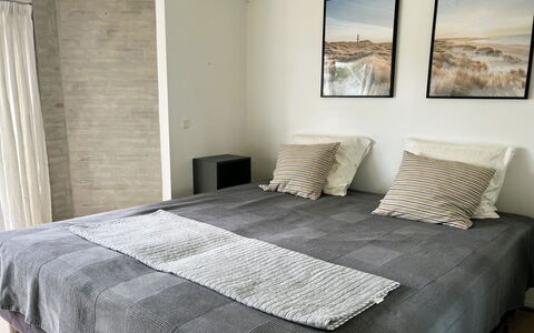 Annalina - 230M from the Sea: Bed, Meubilair, Bedding, Slaapkamer, Interieur Ontwerp, Verdieping, Laken, Flooring, Linens, Hout