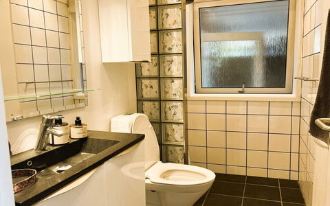 Annalina - 230M from the Sea: Wc Bril, Badkamer, Loodgieterswerkinrichting, Toilet, Muur, Flooring, Interieur Ontwerp, Verdieping, Loodgieter, Wastafel
