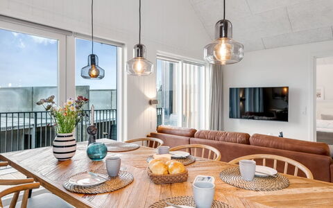 Thormund - 400M from the Sea: Interieur Ontwerp, Lichte Inrichting, Meubilair, Hout, Flooring, Plafond, Kroonluchter, Eetkamer, Verlichting, Keuken En Eettafel