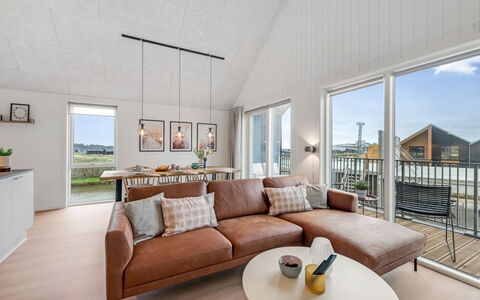 Thormund - 400M from the Sea: Hout, Flooring, Meubilair, Verdieping, Interieur Ontwerp, Bankstel, Houten Vloer, Plafond, Woonkamer, Huis
