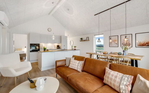 Thormund - 400M from the Sea: Flooring, Interieur Ontwerp, Hout, Bankstel, Plafond, Verdieping, Meubilair, Woonkamer, Huis, Lichte Inrichting