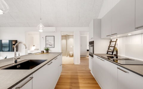 Thormund - 400M from the Sea: Keuken, Flooring, Interieur Ontwerp, Hout, Plafond, Countertop, Verdieping, Toestel Van De Keuken, Houten Vloer, Lichte Inrichting
