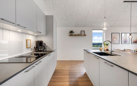Thormund - 400M from the Sea: Keuken, Flooring, Plafond, Verdieping, Interieur Ontwerp, Countertop, Toestel Van De Keuken, Major Appliance