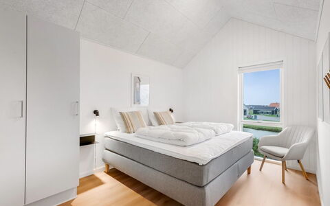 Thormund - 400M from the Sea: Plafond, Slaapkamer, Bedding, Daylighting, Bed, Laken, Bed Frame, Hotel