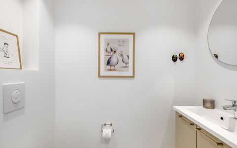 Thormund - 400M from the Sea: Muur, Interieur Ontwerp, Loodgieterswerkinrichting, Flooring, Verdieping, Badkamer, Verlichting, Loodgieter, Plafond, Wastafel In De Badkamer