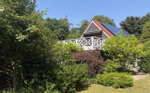 Lonneke - from the Sea: Struik, Huis, Verblijf, Tuin, Schaduw, Werf, Boerderij, Gazon, Landscaping, Backyard