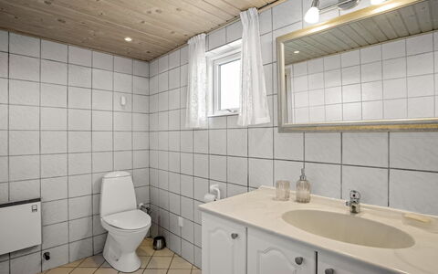 Ingalil - 200M from the Sea: Flooring, Muur, Loodgieterswerkinrichting, Verdieping, Hout, Interieur Ontwerp, Wastafel, Badkamer, Plafond, Kraan