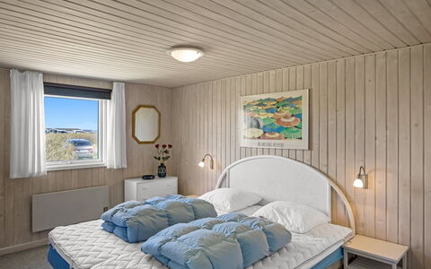Ingalil - 200M from the Sea: Slaapkamer, Hout, Plafond, Interieur Ontwerp, Bed, Laken, Bedding, Meubilair, Bed Frame, Verdieping
