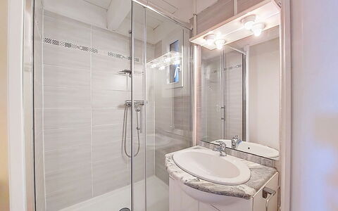 La Bressado: Loodgieterswerkinrichting, Interieur Ontwerp, Badkamer, Flooring, Verdieping, Wastafel, Wastafel In De Badkamer, Loodgieter, Douche, Kraan