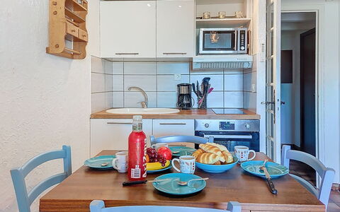 La Bressado: Meubilair, Interieur Ontwerp, Flooring, Hout, Keuken, Major Appliance, Verdieping, Kamer, Countertop, Toestel Van De Keuken