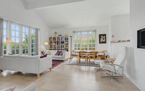 Ion - 1Km from the Sea: Interieur Ontwerp, Flooring, Meubilair, Verdieping, Bankstel, Plafond, Hout, Woonkamer, Huis, Kamer
