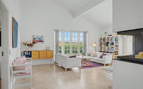 Ion - 1Km from the Sea: Meubilair, Flooring, Interieur Ontwerp, Verdieping, Muur, Bankstel, Plafond, Hout, Woonkamer, Kamer