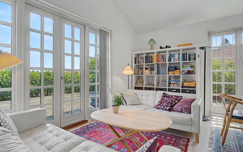 Ion - 1Km from the Sea: Meubilair, Interieur Ontwerp, Flooring, Bankstel, Verdieping, Woonkamer, Hout, Kamer, Plafond, Tafel