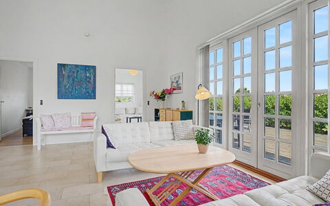 Ion - 1Km from the Sea: Meubilair, Interieur Ontwerp, Flooring, Verdieping, Bankstel, Hout, Plafond, Woonkamer, Tafel, Kamer