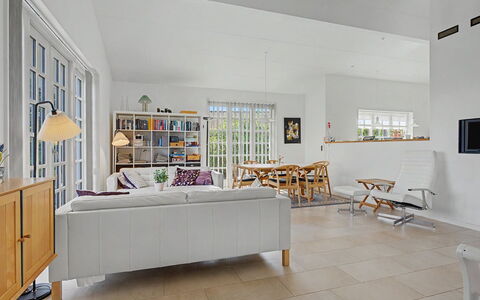 Ion - 1Km from the Sea: Meubilair, Interieur Ontwerp, Flooring, Verdieping, Bankstel, Muur, Hout, Plafond, Woonkamer, Houten Vloer