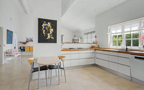 Ion - 1Km from the Sea: Flooring, Interieur Ontwerp, Verdieping, Meubilair, Hout, Plafond, Keuken, Houten Vloer, Stoel, Countertop