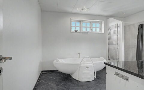 Ion - 1Km from the Sea: Flooring, Verdieping, Interieur Ontwerp, Loodgieterswerkinrichting, Plafond, Badkamer, Bad, Loodgieter, Tegel, Samengesteld Materiaal