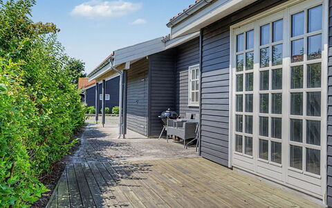 Ion - 1Km from the Sea: Hout, Huis, Siding, Deur, Samengesteld Materiaal, Schaduw, Verblijf, Werf, Tuin, Veranda