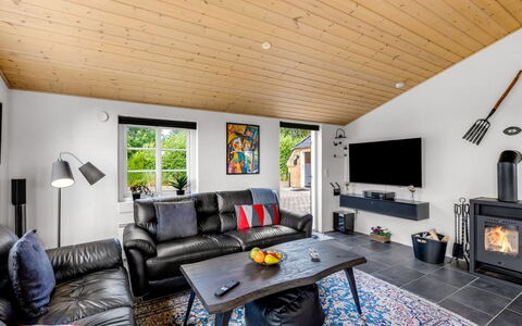Meindor - 450M to the Fjord: Hout, Meubilair, Bankstel, Interieur Ontwerp, Woonkamer, Plafond, Kamer, Huis, Flooring