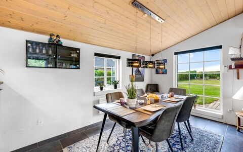 Meindor - 450M to the Fjord: Interieur Ontwerp, Meubilair, Flooring, Keuken En Eettafel, Huis, Tafel, Plafond, Eetkamer, Verdieping, Stoel