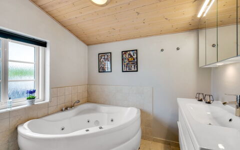 Meindor - 450M to the Fjord: Loodgieterswerkinrichting, Flooring, Interieur Ontwerp, Badkamer, Plafond, Verdieping, Bad, Loodgieter, Kamer, Huis