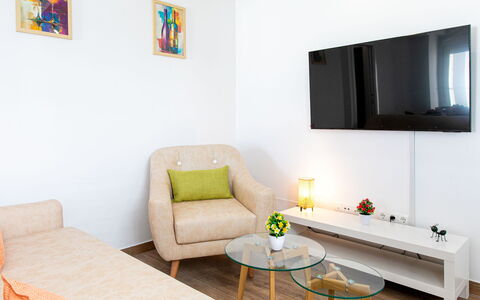 Elvix Nerja Center a: Meubilair, Interieur Ontwerp, Bankstel, Muur, Flooring, Verdieping, Woonkamer, Kamer, Hout, Huis