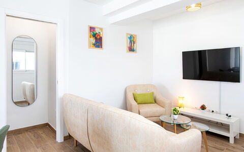 Elvix Nerja Center a: Meubilair, Interieur Ontwerp, Bankstel, Flooring, Muur, Verdieping, Woonkamer, Hout, Kamer, Huis