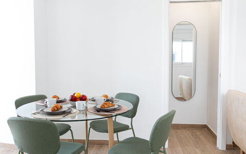 Elvix Nerja Center a: Meubilair, Interieur Ontwerp, Hout, Flooring, Tafel, Verdieping, Stoel, Eetkamer, Keuken En Eettafel, Kamer