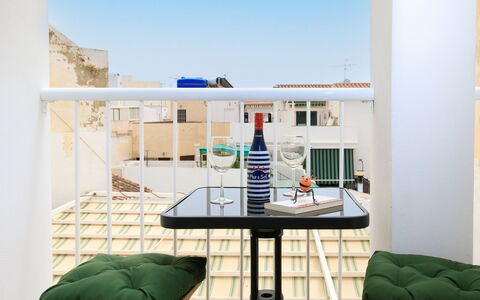 Elvix Nerja Center a: Meubilair, Stoel, Interieur Ontwerp, Buitenmeubels, Appartement, Balkon, Buitentafel, Klapstoel, Beits, Koffietafel