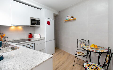 Elvix Nerja Center a: Keuken, Muur, Flooring, Countertop, Major Appliance, Interieur Ontwerp, Verdieping, Toestel Van De Keuken, Meubilair, Kamer