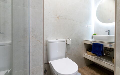 Elvix Nerja Center a: Wc Bril, Badkamer, Toilet, Loodgieterswerkinrichting, Flooring, Muur, Verdieping, Interieur Ontwerp, Wastafel, Loodgieter